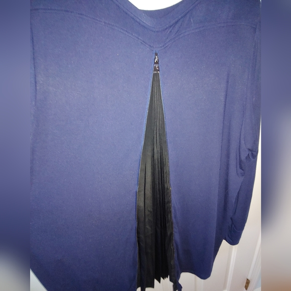 EUC Plus Size Melissa McCarthy Seven7 Blue Mixed Media Pleated Back Top – Size 2 - Picture 4 of 9
